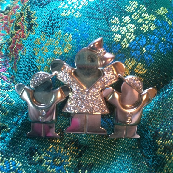 14 Karat Brooch with Diamonds- three children - Picture 2 of 6