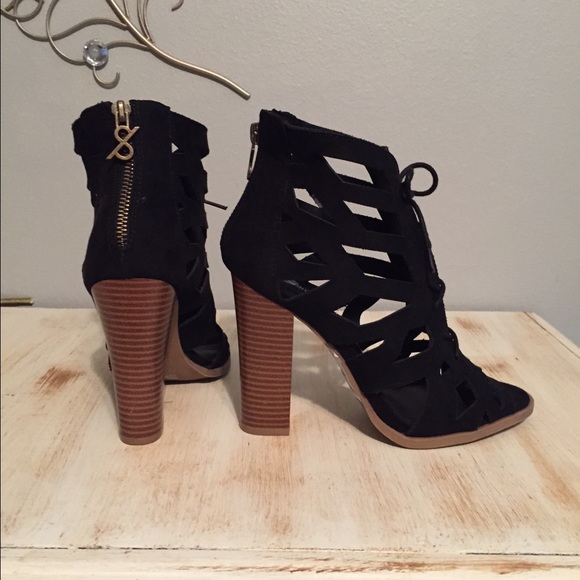 Black lace up chunky heels.