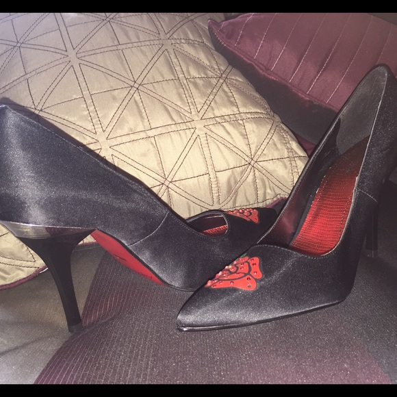 👠NEW Red Rose Black Satin Pump - Picture 2 of 5