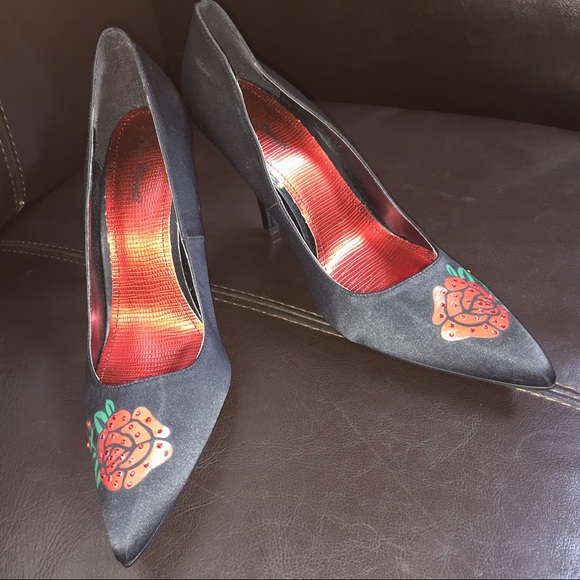 👠NEW Red Rose Black Satin Pump - Picture 3 of 5