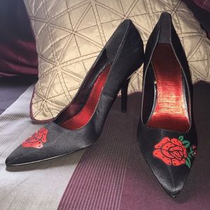 👠NEW Red Rose Black Satin Pump