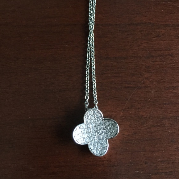 Costume clover necklace. - Picture 1 of 2
