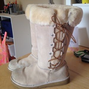 Size 9 Ugg camel color lace up boots