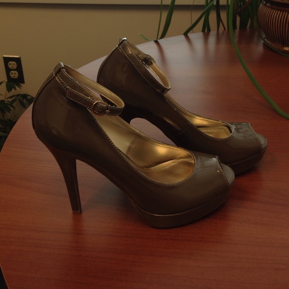Steve Madden taupe ankle strap heels