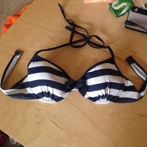 Size Large Hollister bikini top w/ underwire & bow