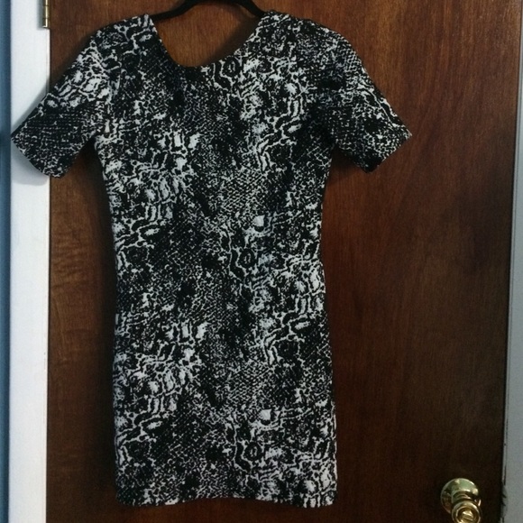 Divided black/white short-sleeve mini dress - Picture 1 of 2