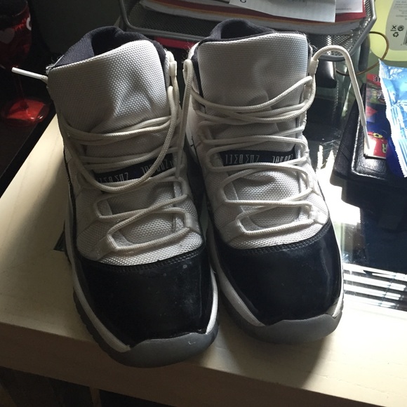 Selling Jordan concord 11's