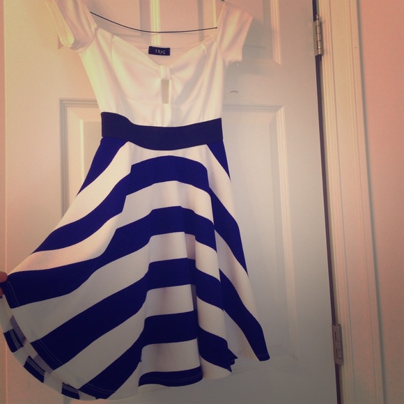 Nice Dress - Picture 1 of 4