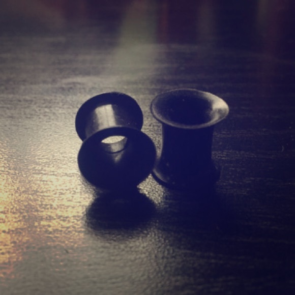 0g Black Silicone Tunnels / Plugs