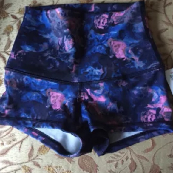 NWT Lululemon floral roll down boogie shorts