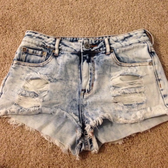 Bullhead denim shorts.