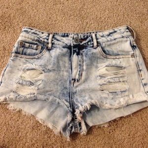 Bullhead denim shorts.