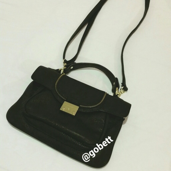BLACK CROSS BODY BAG.