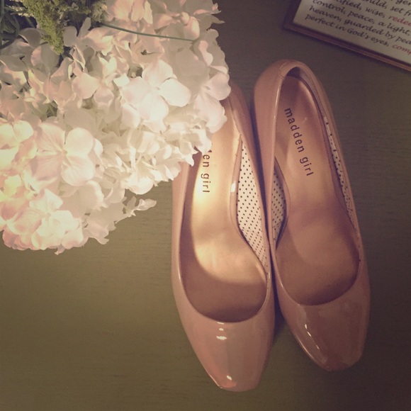 Nude Steve Madden 'Remmedy' patent leather pumps - Picture 1 of 4