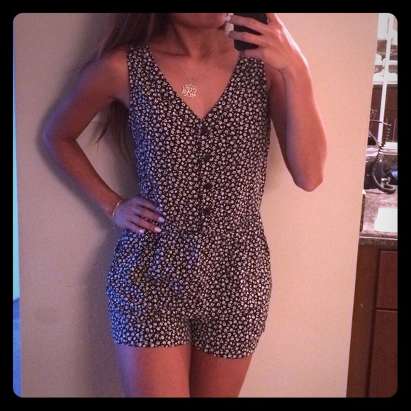 Dresses & Skirts - Black & White Floral Print Romper w/ Back Cutout