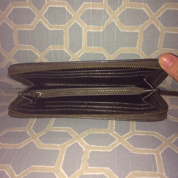 SOLD TORY BURCH Metallix Zip Continental Wallet - Picture 3 of 4