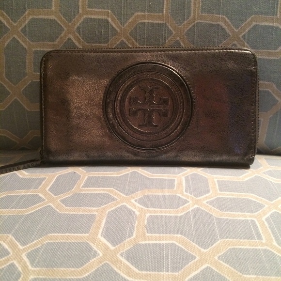 SOLD TORY BURCH Metallix Zip Continental Wallet - Picture 4 of 4