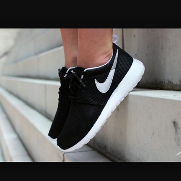 Nike Roshe Black/White/Metallic