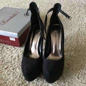 Black platform pumps