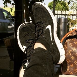 Nike Women's Flyknit Size 8.5 Black/White