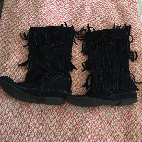 minnetonka black fringe boots