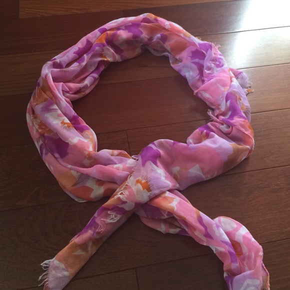Floral scarf - Picture 3 of 3