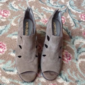 Brand new Aerosole peep toe wedges