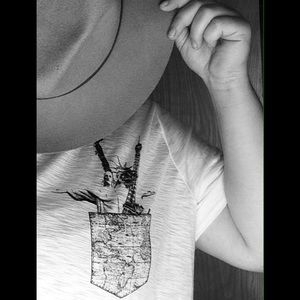 🌫white tee w/printed mock pocket 🌫