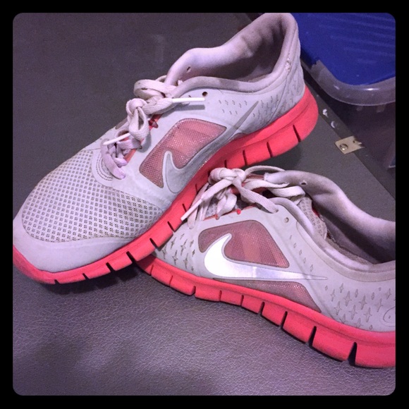 Youth Nike Free Runs (size 7/ women's 8)