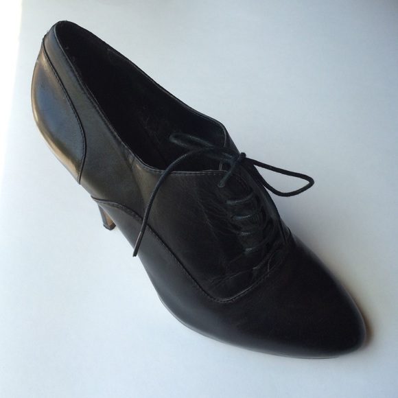Urban Outfitters Shoes - Black lace up heeled oxfords