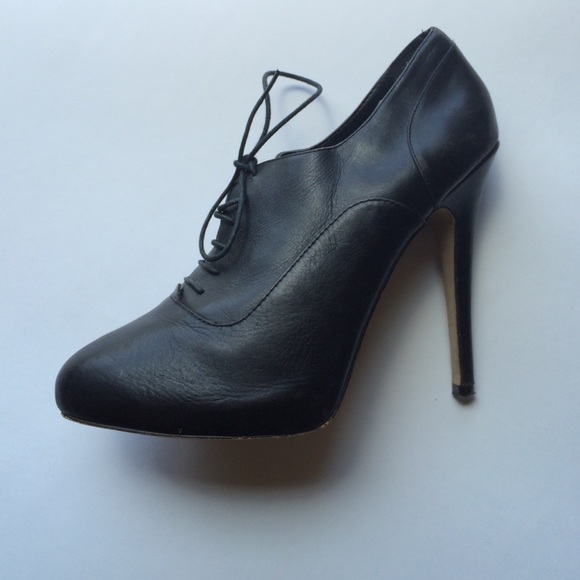 Black lace up heeled oxfords - Picture 2 of 4