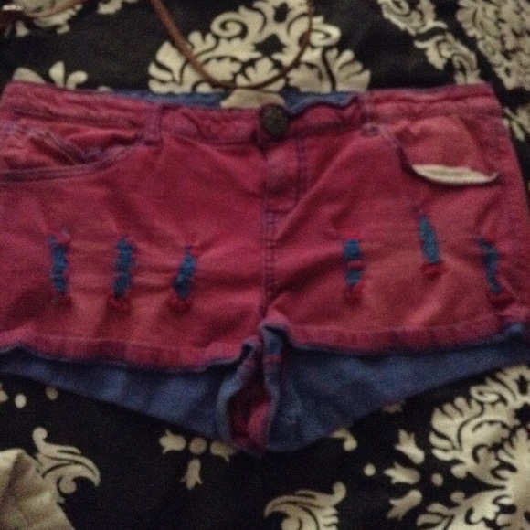Magenta colored shorts - Picture 1 of 1