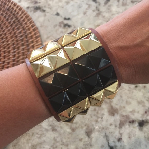Authentic Tory Burch Pyramid bracelet. Leather.