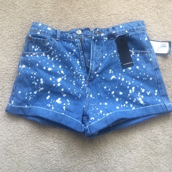Hi-waisted bleached shorts