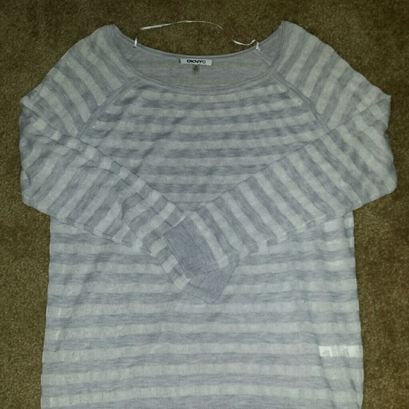 Med long sleeved THIN DKNYC shirt. Light grey!