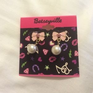 BETSEYVILLE BOW EARRINGS BRAND NEW