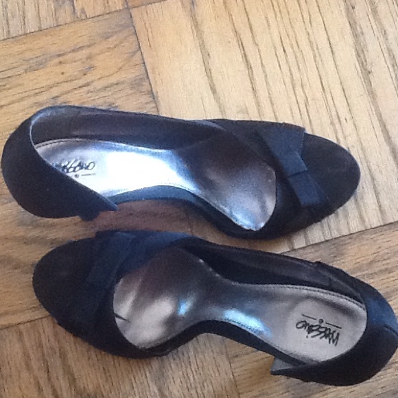 Black Dress Pumps - Picture 2 of 3