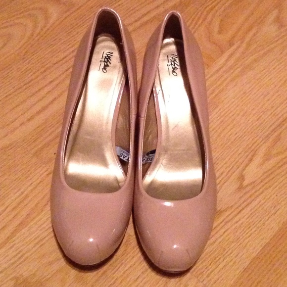Nude Pumps 9.5