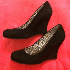 Super cute black wedges!