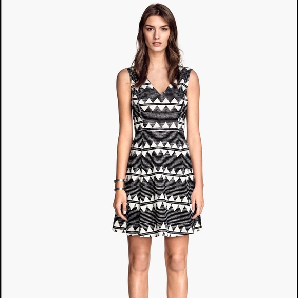 H&M Dresses & Skirts - 🍩 SOLD - H&M | Black & White Tribal V-Neck Dress