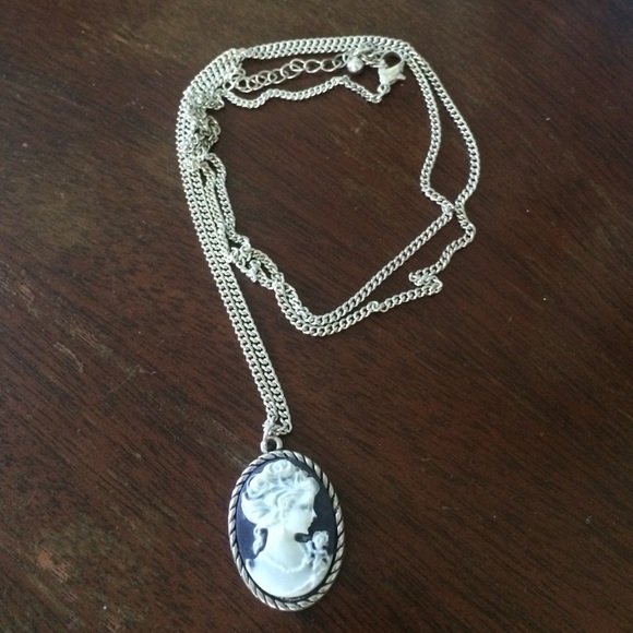 Jewelry - Parisian portrait necklace
