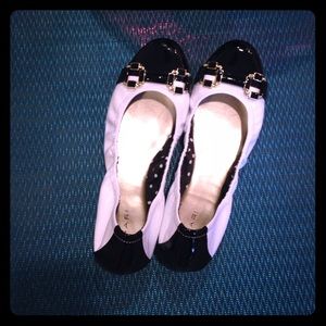 Tahari flats. Black and white.