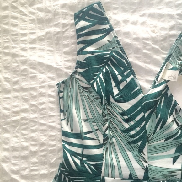 H&M Dresses - π© SOLD - H&M | White & Green Palm Leaf Dress H&M Dresses - π© SOLD - H&M | White & Green Palm Leaf Dress