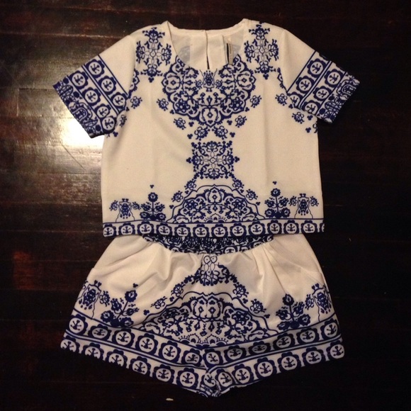 Tops - Comfy blue/white crop top set with matching shorts