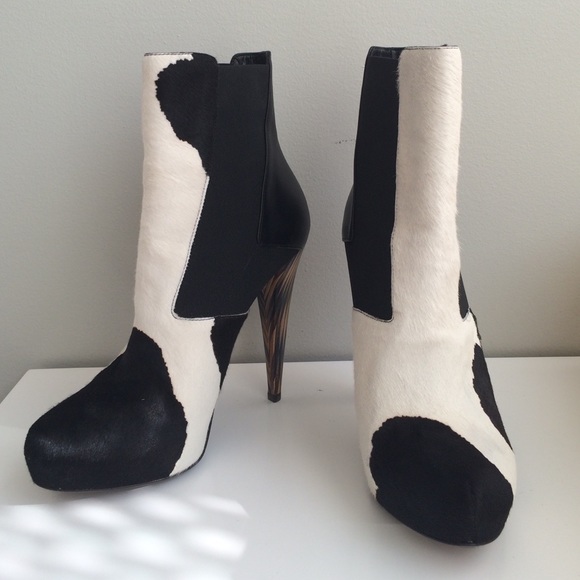 Fendi black and white heeled boots! (Never worn) - Picture 2 of 4