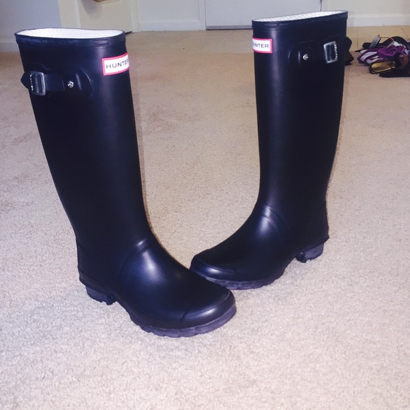 Black hunter boots
