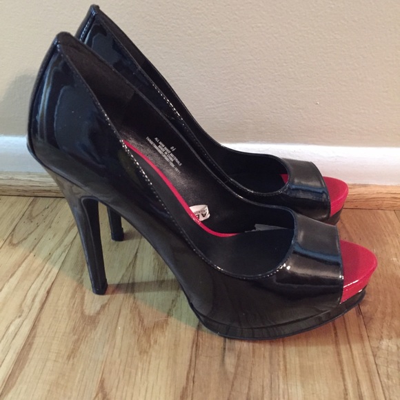 Black and Red Pumps - Picture 2 of 4