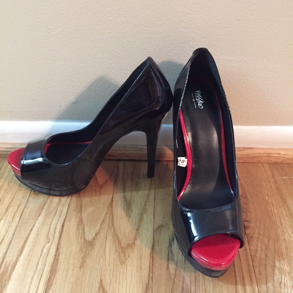 Black and Red Pumps - Picture 3 of 4