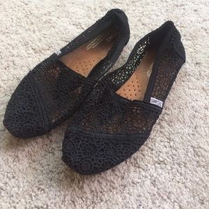 Black lace Toms