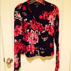 Cute Button Up Flowered Blouse!